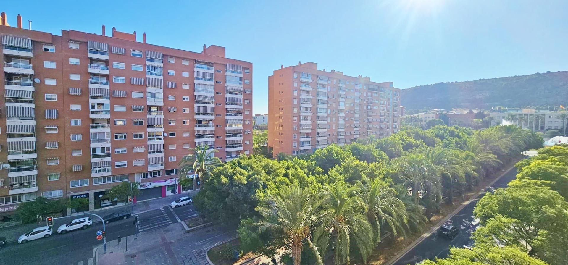 Vista exterior de Piso en venta en Alicante / Alacant con Aire acondicionado, Trastero y Balcón