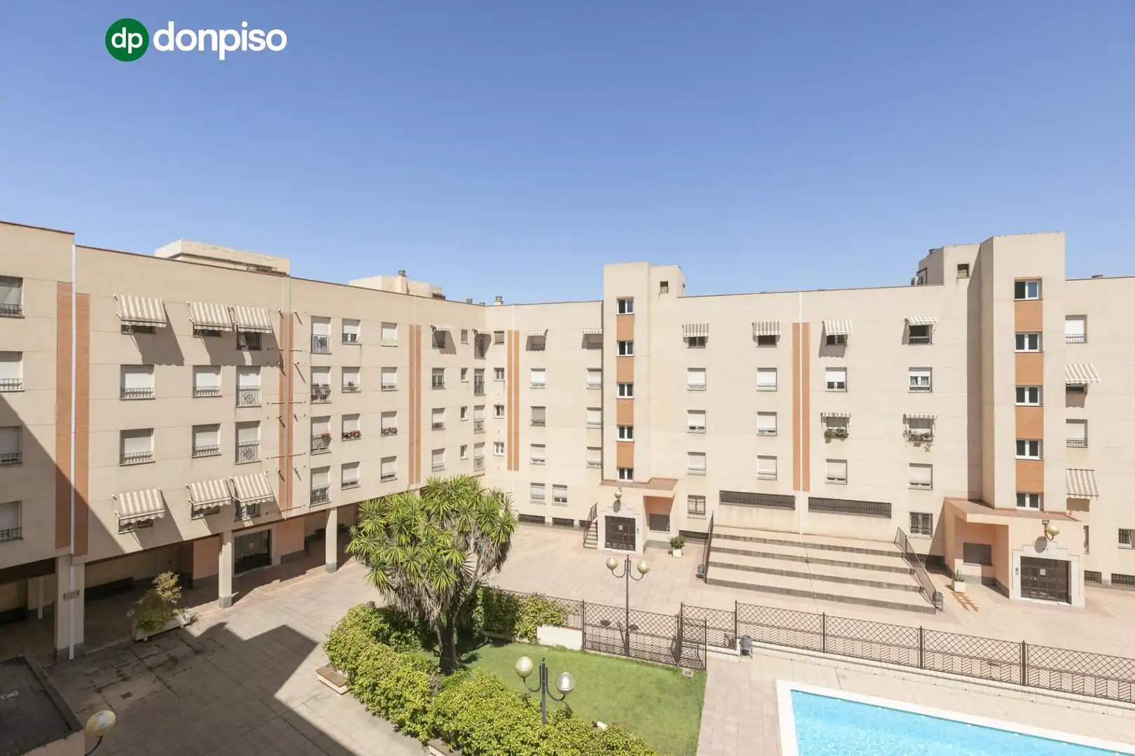 Vista exterior de Apartament en venda en Granada amb Piscina comunitària