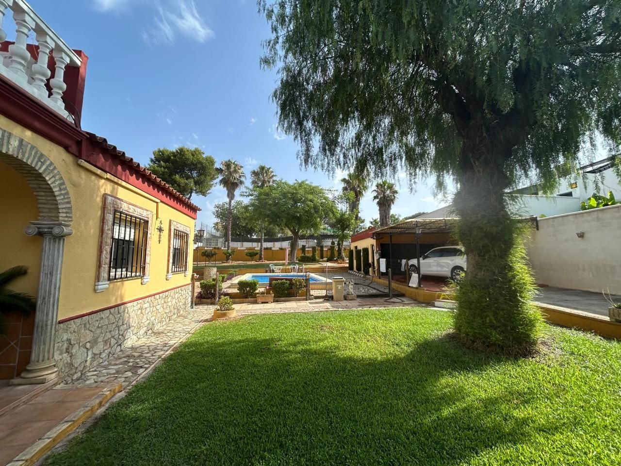 Exterior view of House or chalet for sale in Alcalá de Guadaira  with Private garden, Terrace and Swimming Pool