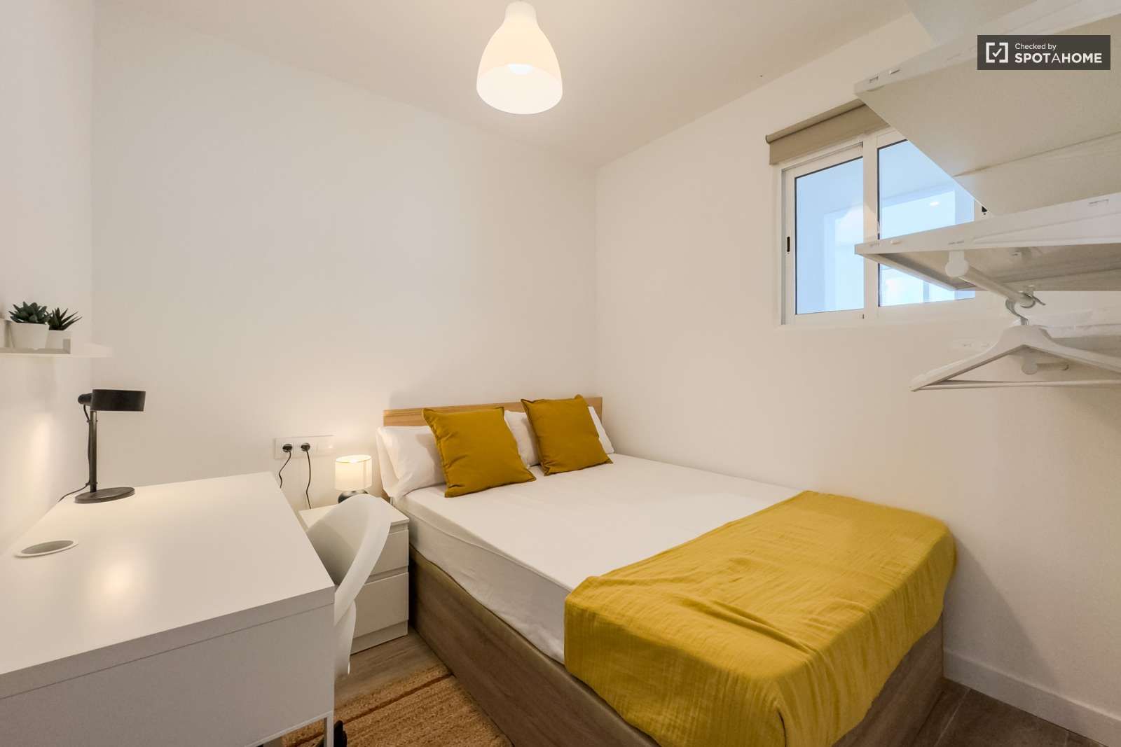 Bedroom of Flat to share in L'Hospitalet de Llobregat  with Air Conditioner, Heating and Terrace
