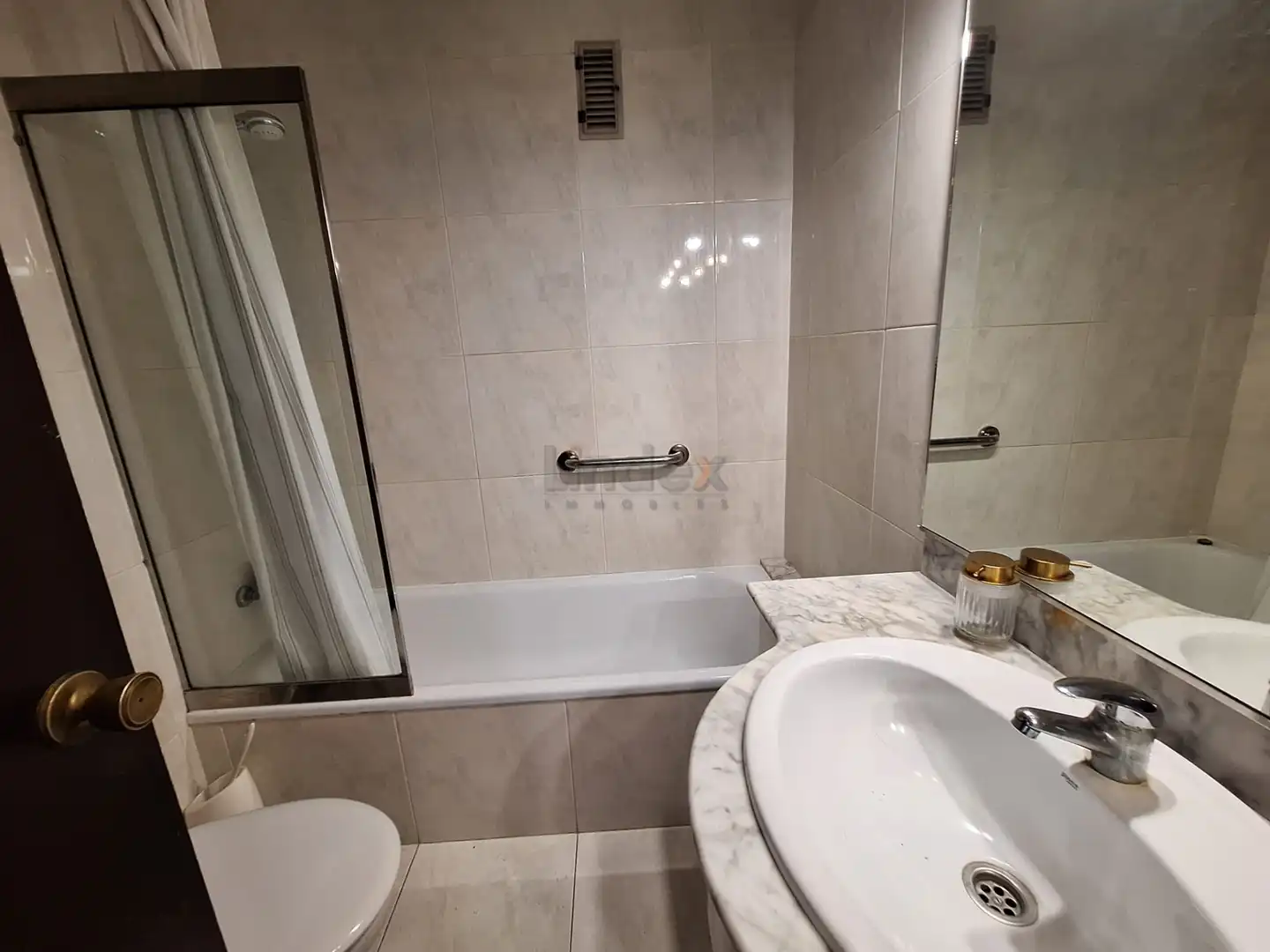 Baño de Piso en venta en Mataró con Calefacción, Horno y Balcón