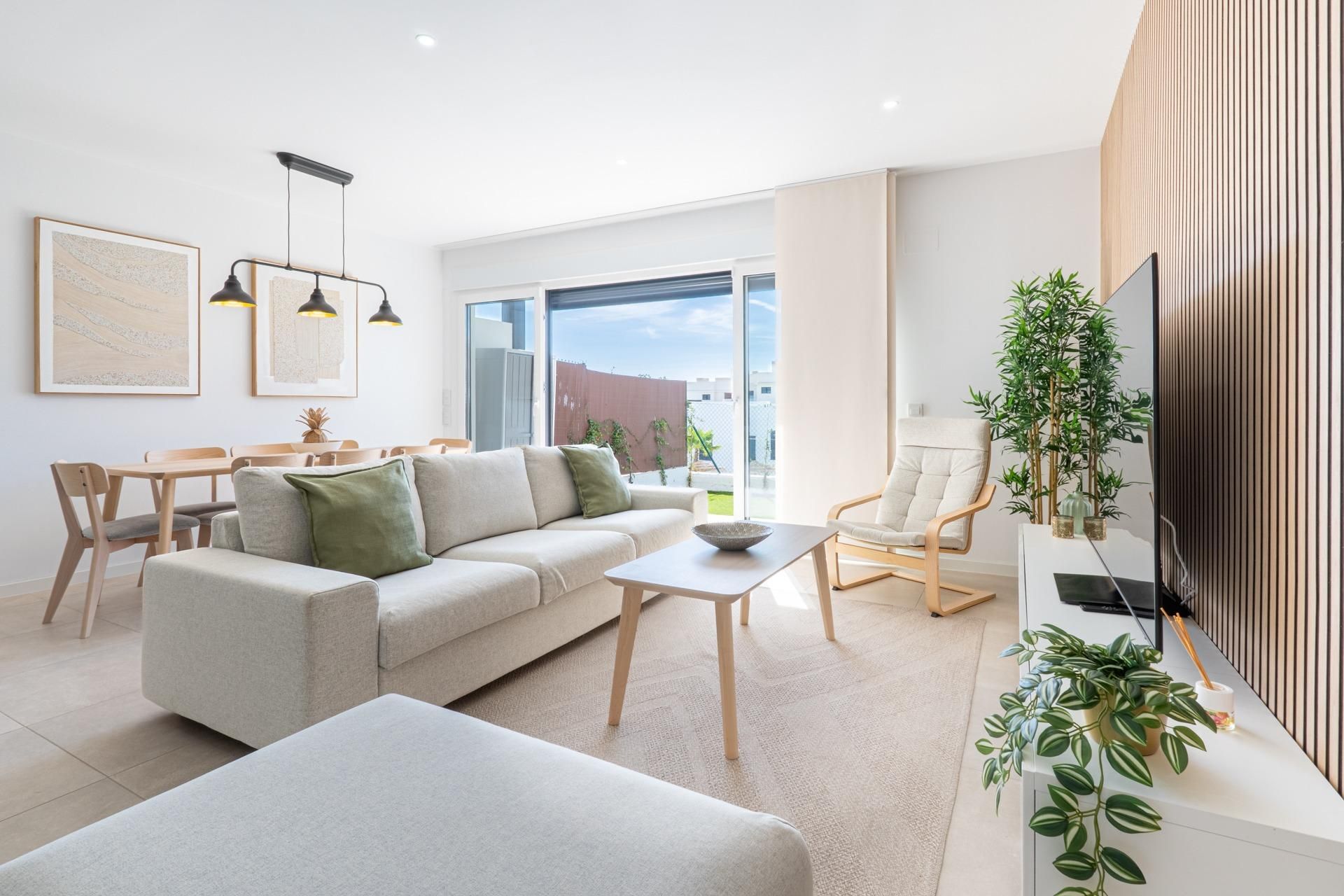 Sala d'estar de Casa adosada en venda en Mijas amb Aire condicionat, Jardí privat i Terrassa