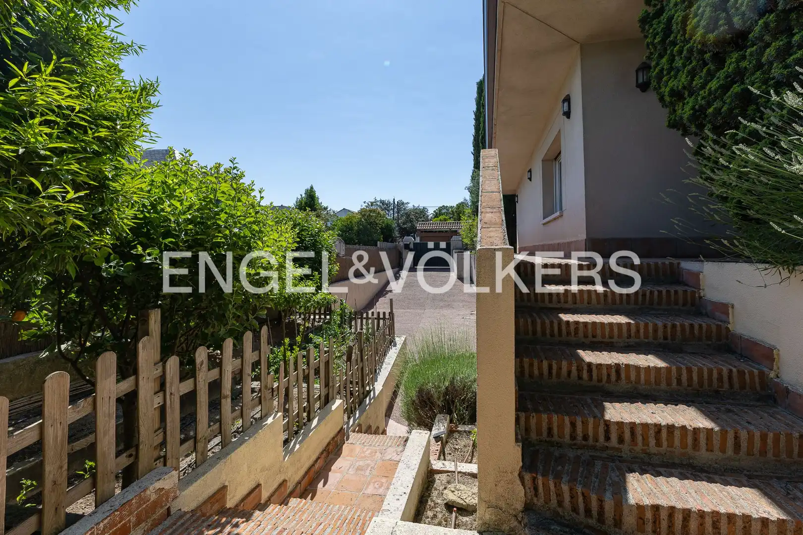 Vista exterior de Casa o xalet en venda en Majadahonda amb Aire condicionat, Calefacció i Jardí privat