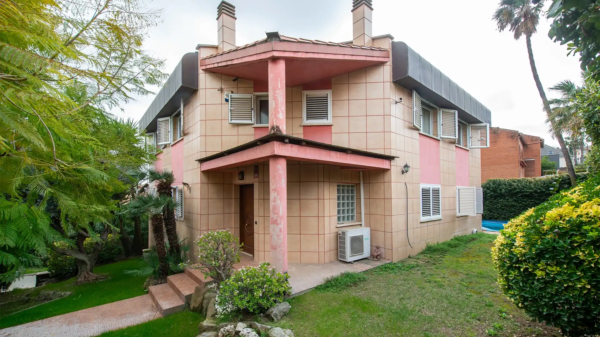 Vista exterior de Casa o chalet en venta en Sant Boi de Llobregat con Aire acondicionado, Jardín privado y Trastero