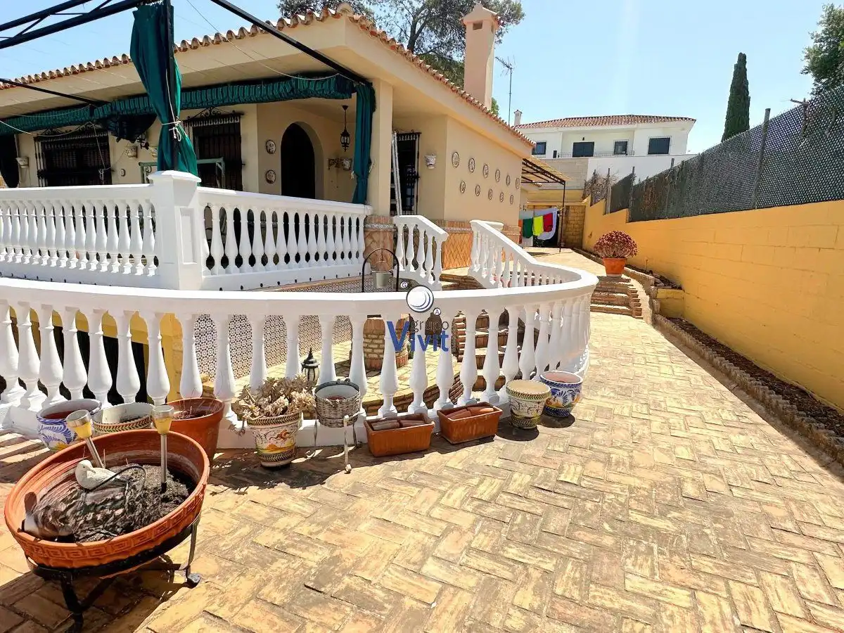 Vista exterior de Casa o xalet en venda en Alcalá de Guadaira amb Aire condicionat, Traster i Piscina