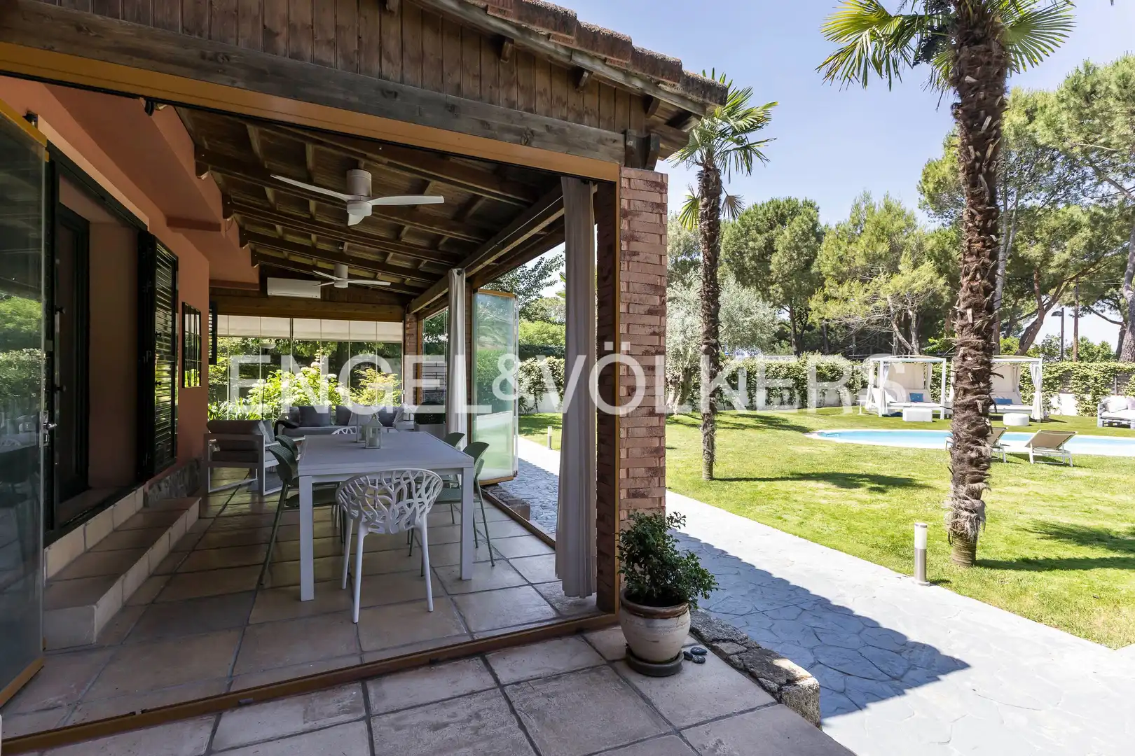 Terrassa de Casa adosada en venda en Boadilla del Monte amb Aire condicionat, Calefacció i Jardí privat