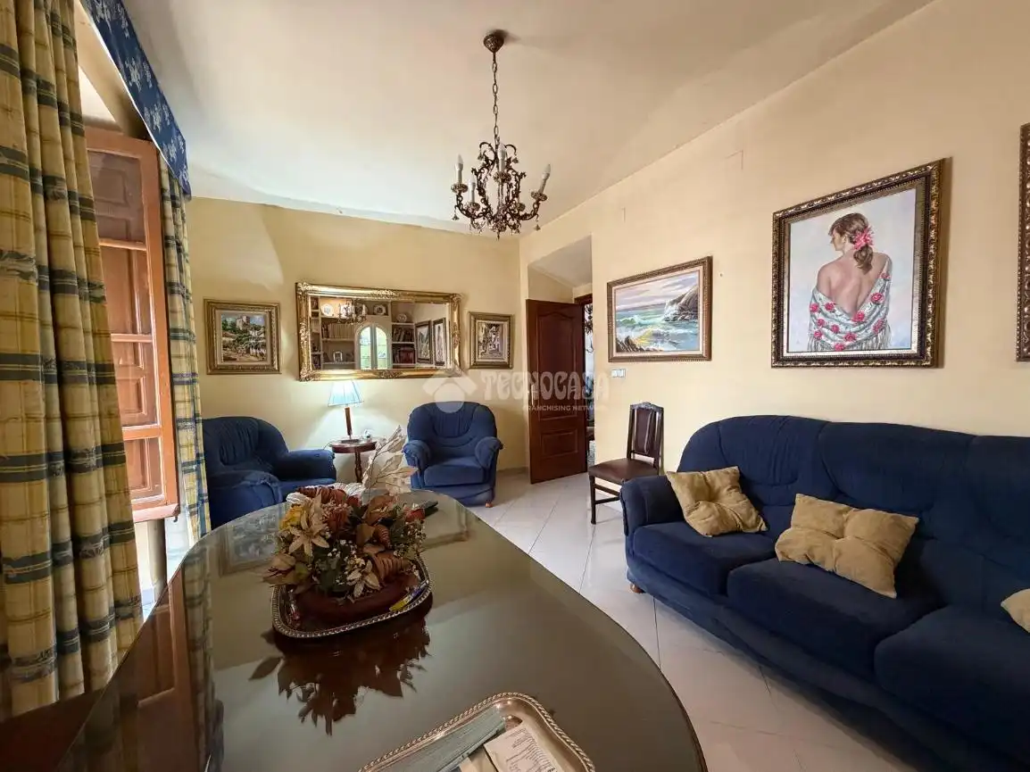 Wohnzimmer von Einfamilien-Reihenhaus zum Verkauf in Torredonjimeno mit Klimaanlage und Balkon