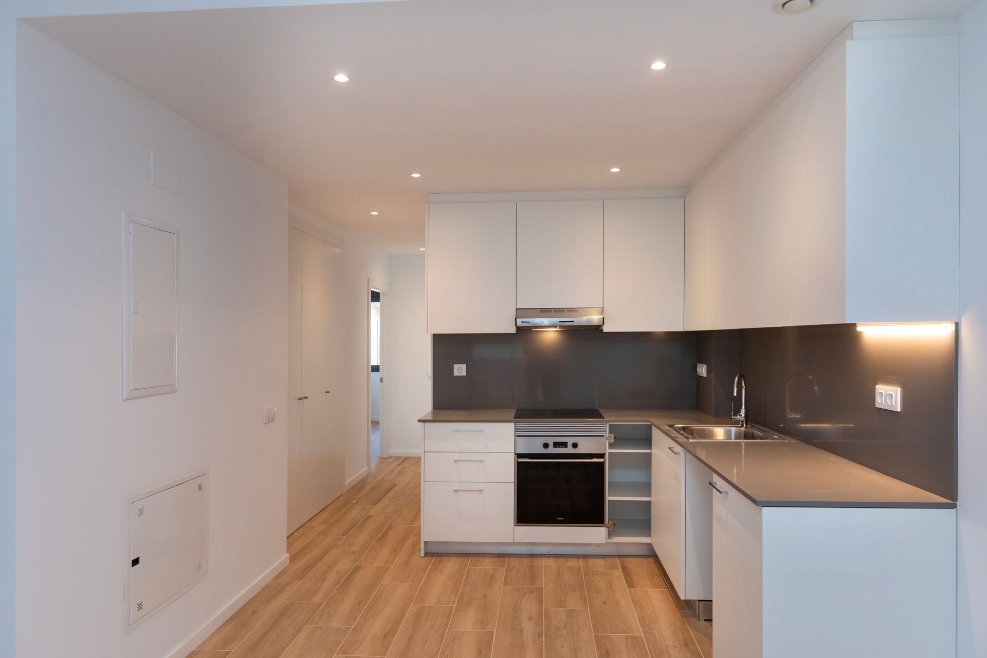 Cocina de Piso de alquiler en  Barcelona Capital con Calefacción, Trastero y Horno