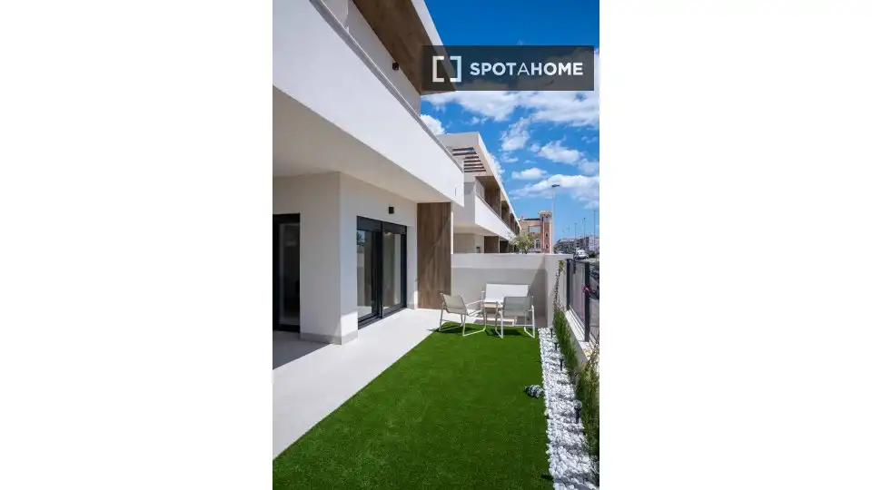 Vista exterior de Apartament per a compartir en Torrevieja amb Aire condicionat, Calefacció i Terrassa
