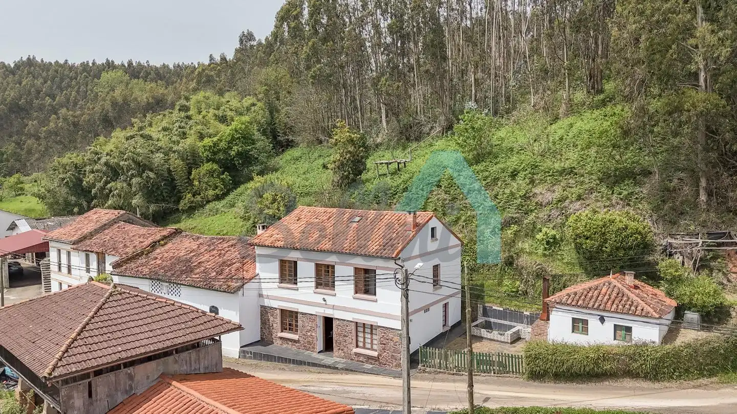 Außenansicht von Einfamilien-Reihenhaus zum Verkauf in Carreño mit Heizung, Privatgarten und Parkett