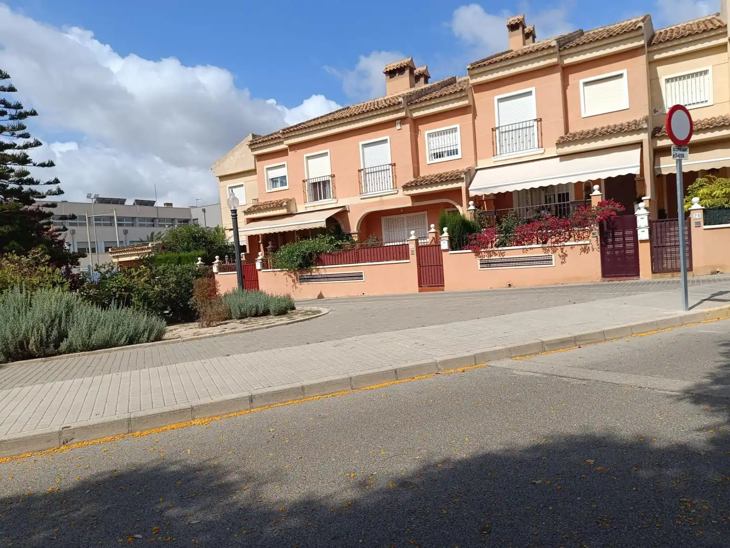 Außenansicht von Einfamilien-Reihenhaus zum Verkauf in Elche / Elx mit Privatgarten, Terrasse und Gemeinschaftspool