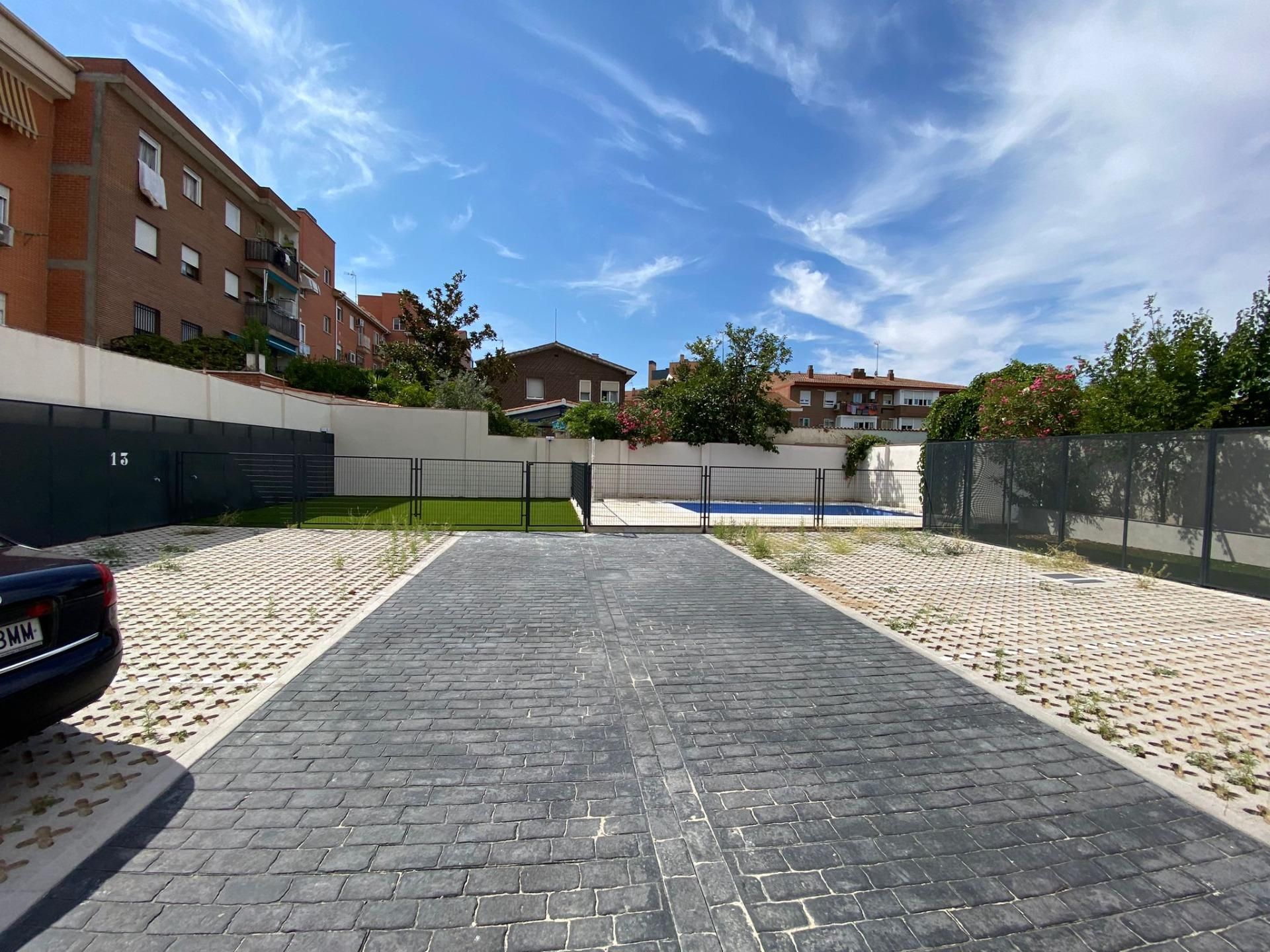 Aparcament de Apartament en venda en  Madrid Capital amb Piscina comunitària
