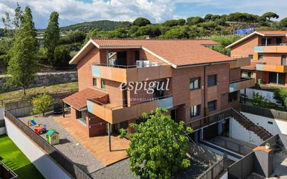 Vista exterior de Casa adosada en venda en Mataró amb Aire condicionat, Calefacció i Jardí privat