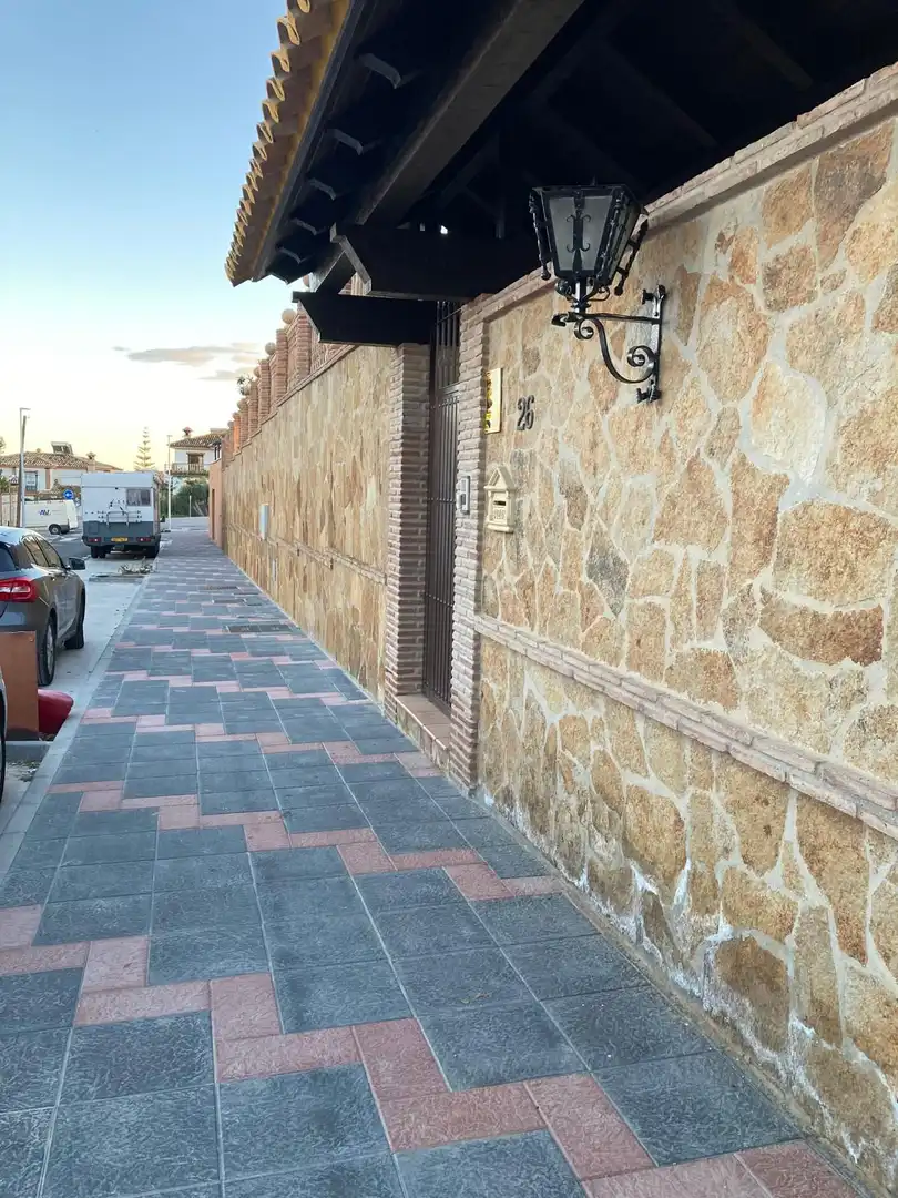 Vista exterior de Casa o chalet en venta en Fuengirola con Aire acondicionado, Jardín privado y Parquet