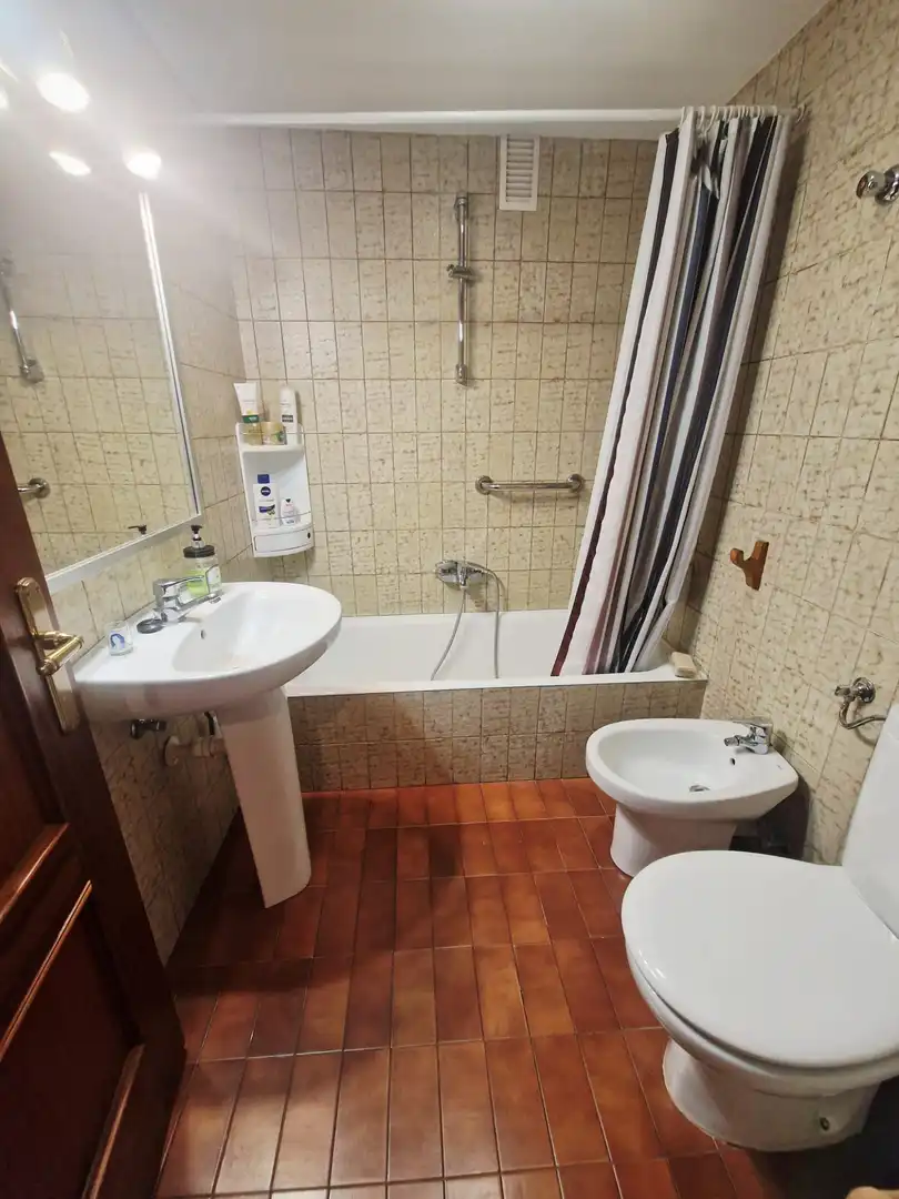Bany de Pis en venda en Avilés amb Calefacció, Jardí privat i Parquet