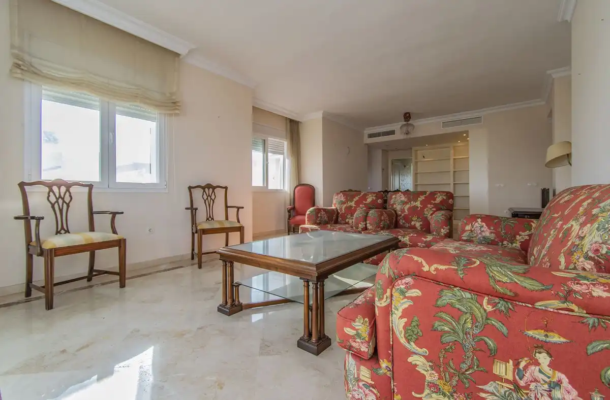 Wohnzimmer von Dachboden zum Verkauf in Estepona mit Klimaanlage, Terrasse und Möbliert