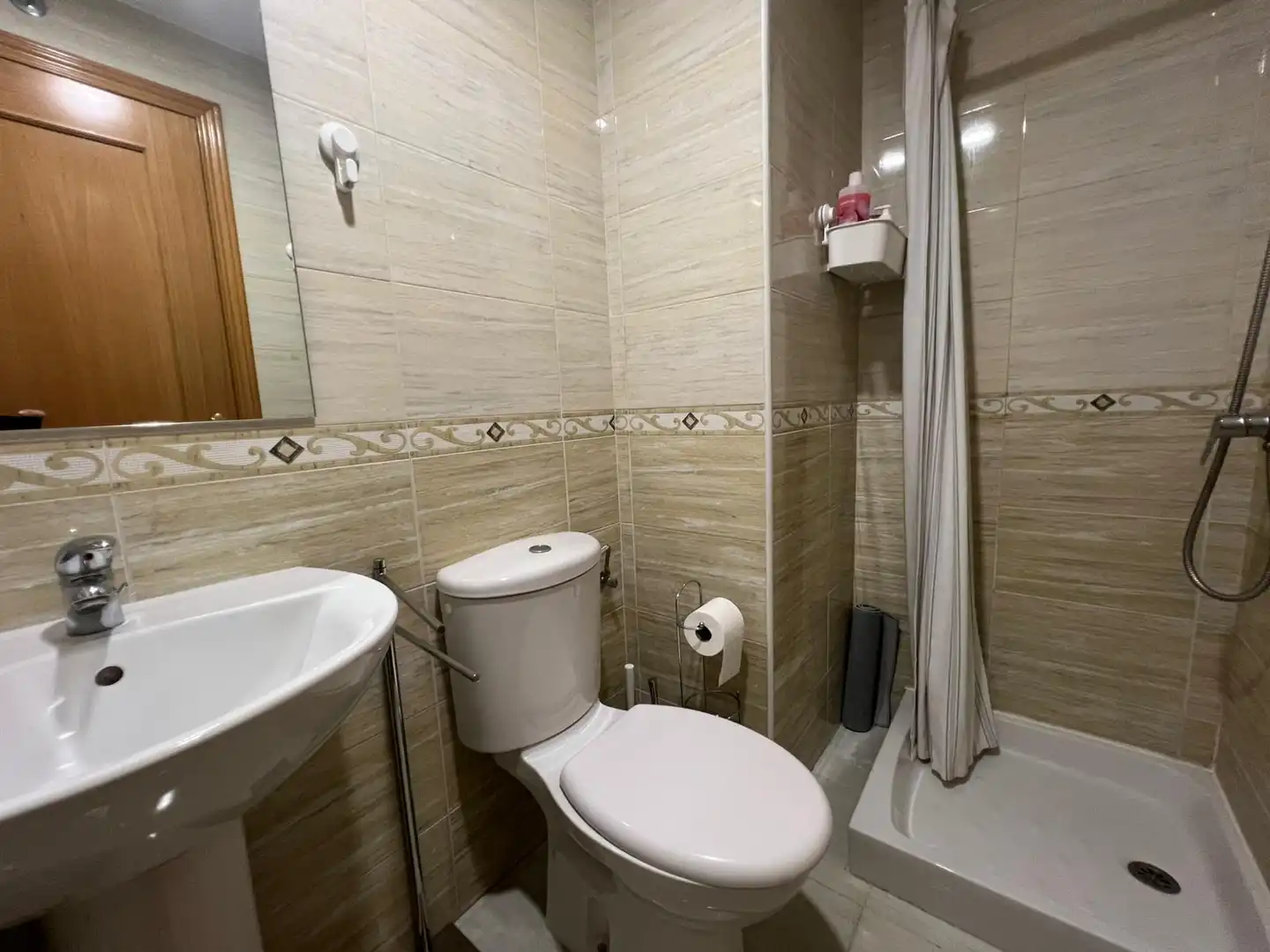 Bathroom of Flat for share in Madrid  with Heating, Furnished and Oven