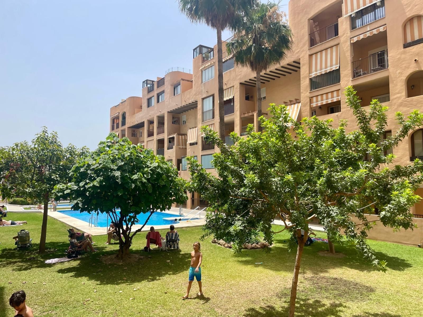 Vista exterior de Àtic de lloguer en Fuengirola amb Aire condicionat, Calefacció i Jardí privat