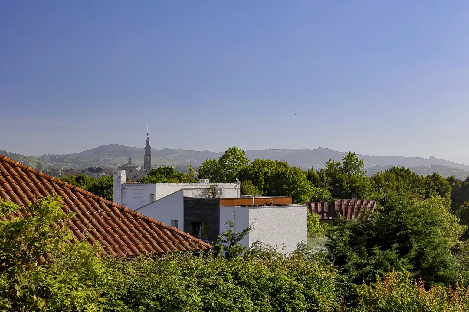 Vista exterior de Casa o xalet en venda en Gijón  amb Calefacció, Terrassa i Traster