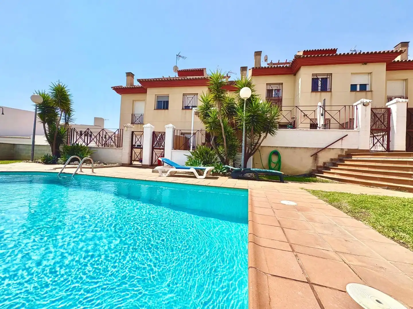 Piscina de Casa adosada en venda en Vélez-Málaga amb Aire condicionat, Jardí privat i Terrassa