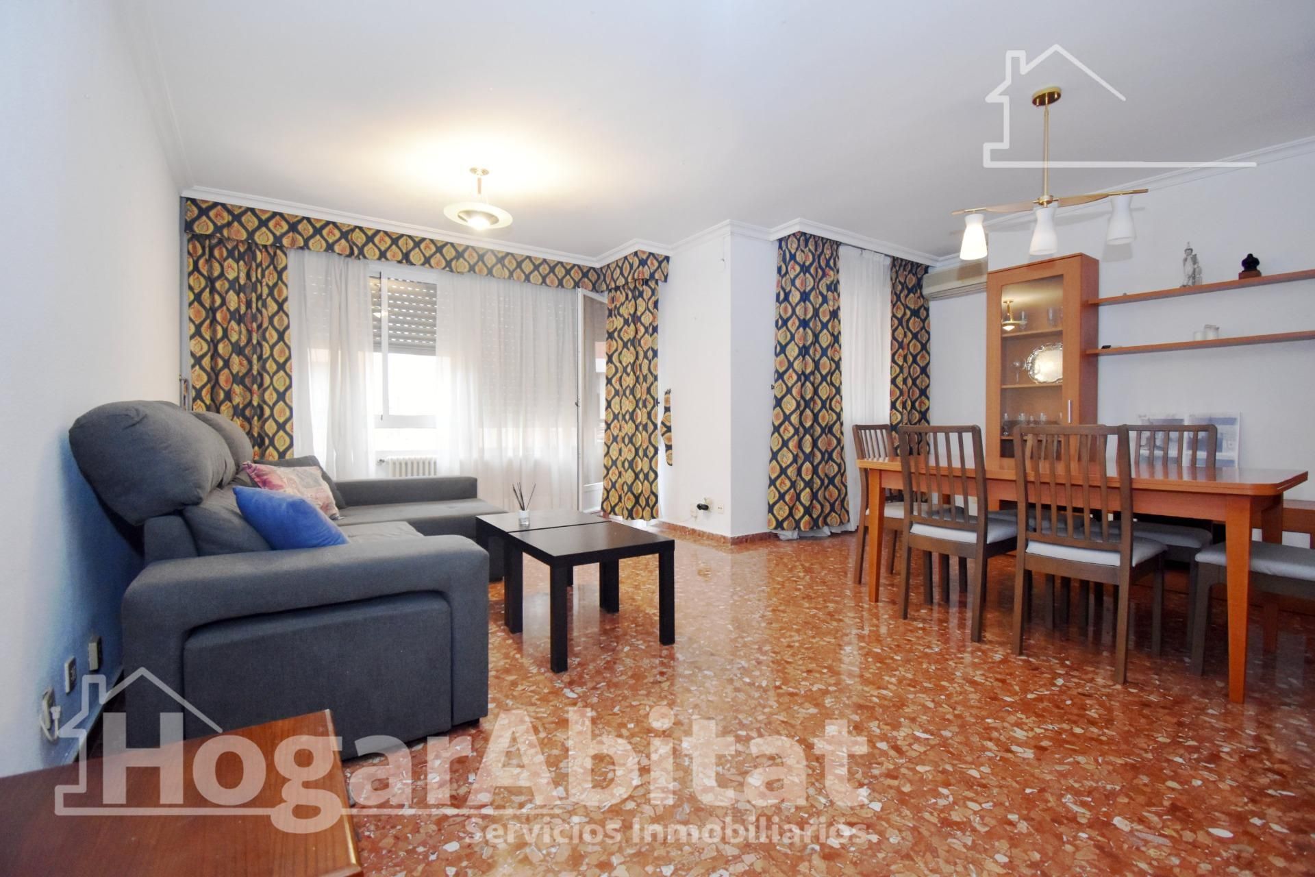 Sala de estar de Piso en venta en Castellón de la Plana / Castelló de la Plana con Aire acondicionado, Calefacción y Trastero