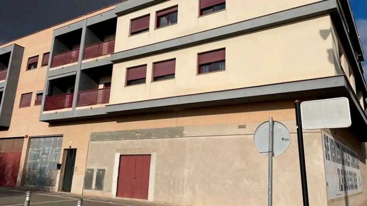 Business premises for sale in Avenida Luis Manzanares 2