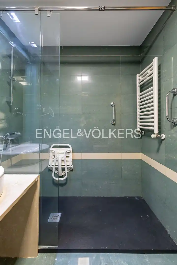 Bathroom of Flat for sale in Madrid  with Air Conditioner, Heating and Parquet flooring