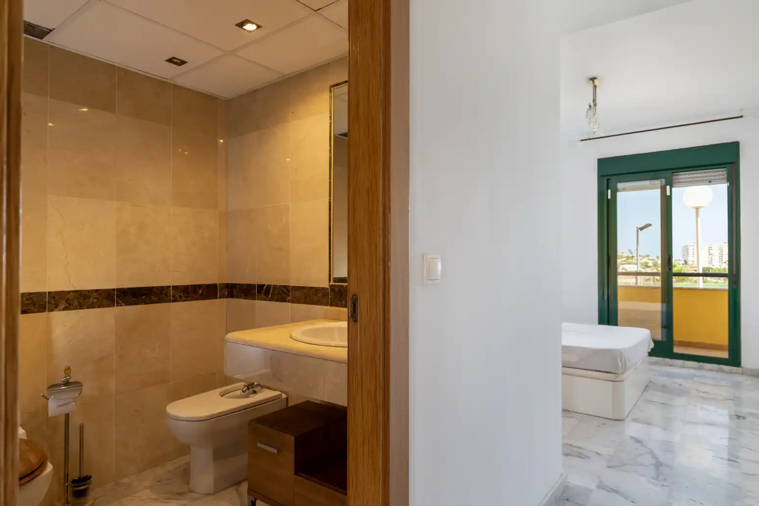 Baño de Piso en venta en Benalmádena con Aire acondicionado, Calefacción y Jardín privado