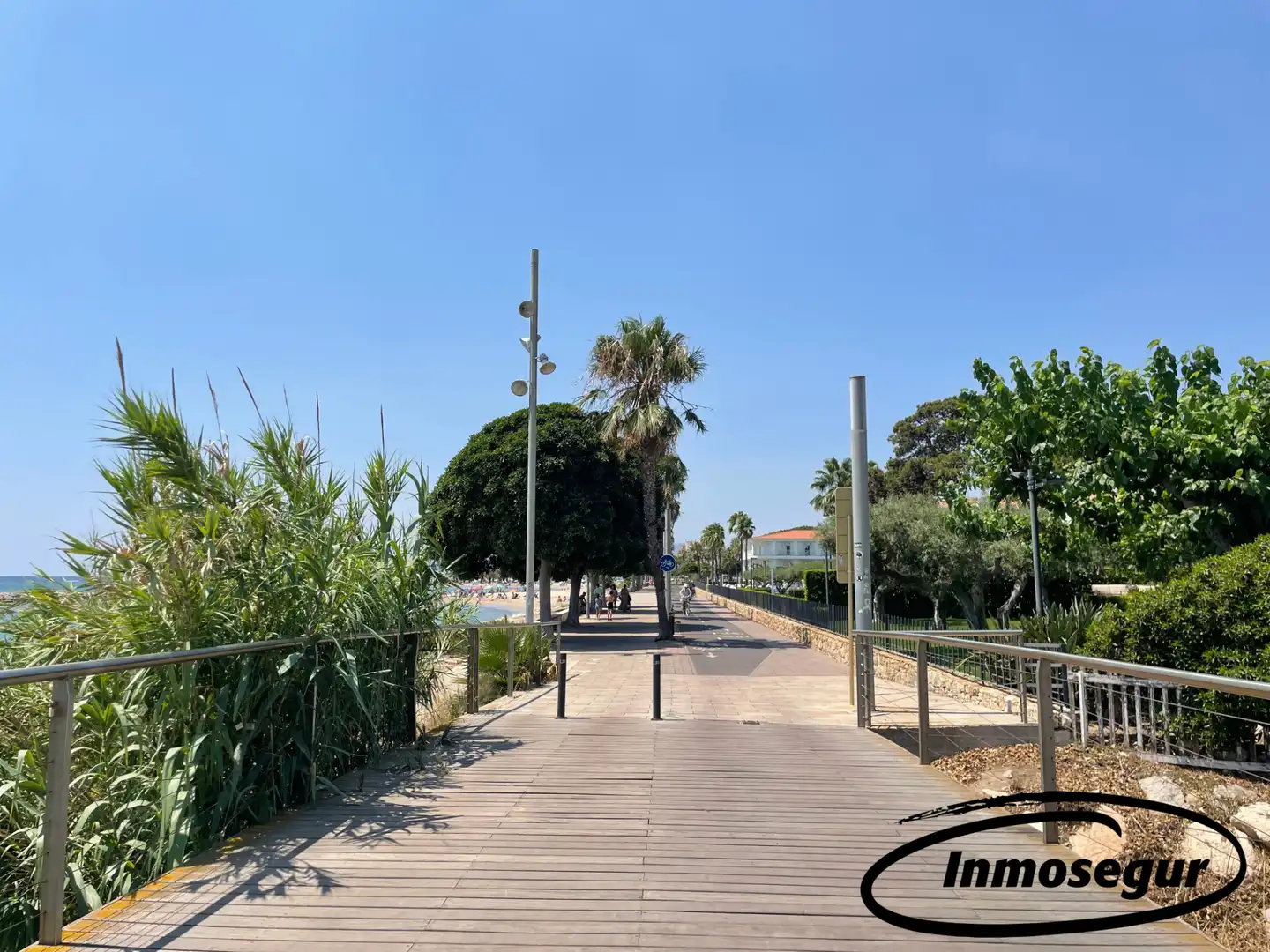 Vista exterior de Casa adosada en venda en Cambrils amb Aire condicionat, Calefacció i Jardí privat