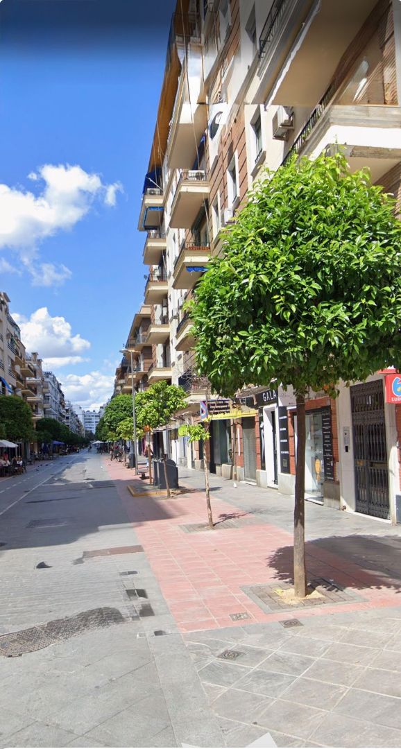 Vista exterior de Local de alquiler en  Sevilla Capital con Aire acondicionado, Calefacción y Parquet