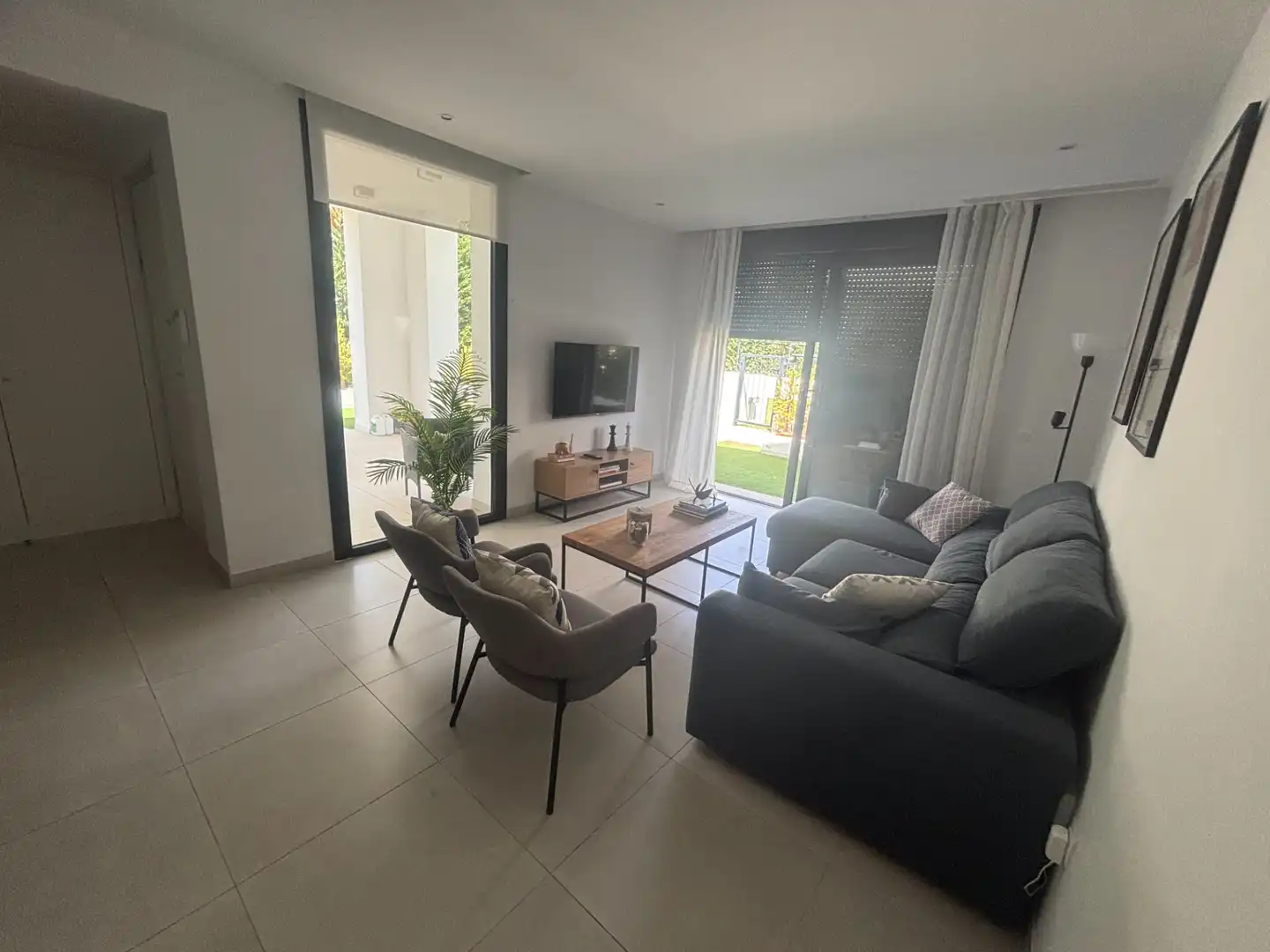 Sala d'estar de Casa adosada en venda en Estepona amb Aire condicionat, Calefacció i Jardí privat