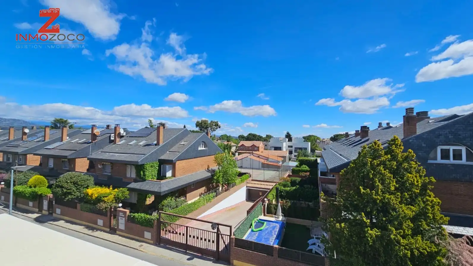 Vista exterior de Casa adosada en venta en Las Rozas de Madrid con Calefacción, Jardín privado y Terraza