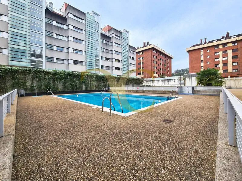 Schwimmbecken von Maisonette zum Verkauf in Oviedo  mit Heizung, Privatgarten und Terrasse