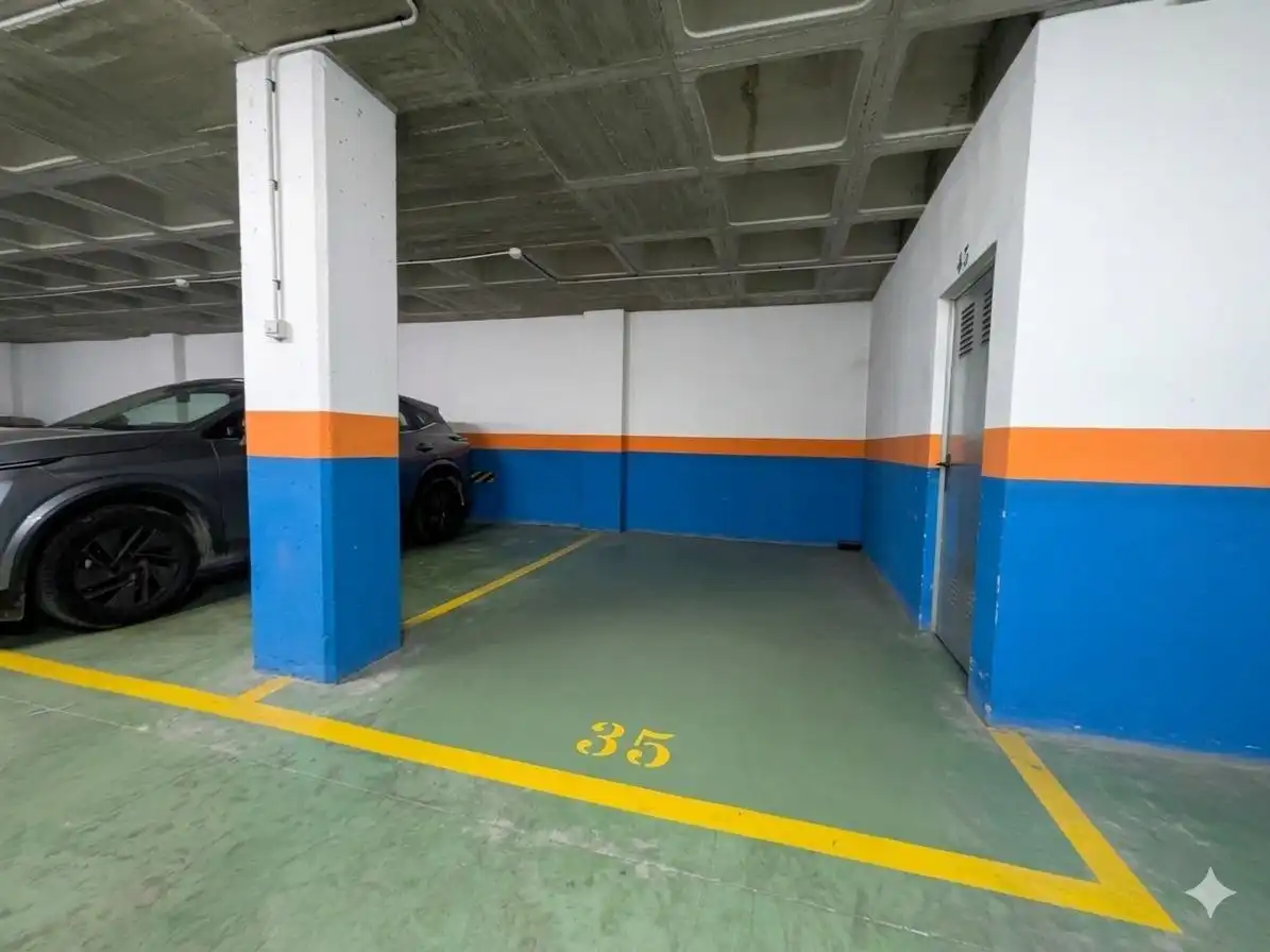 Parking of Flat for rent in Almería  with Air Conditioner and Furnished