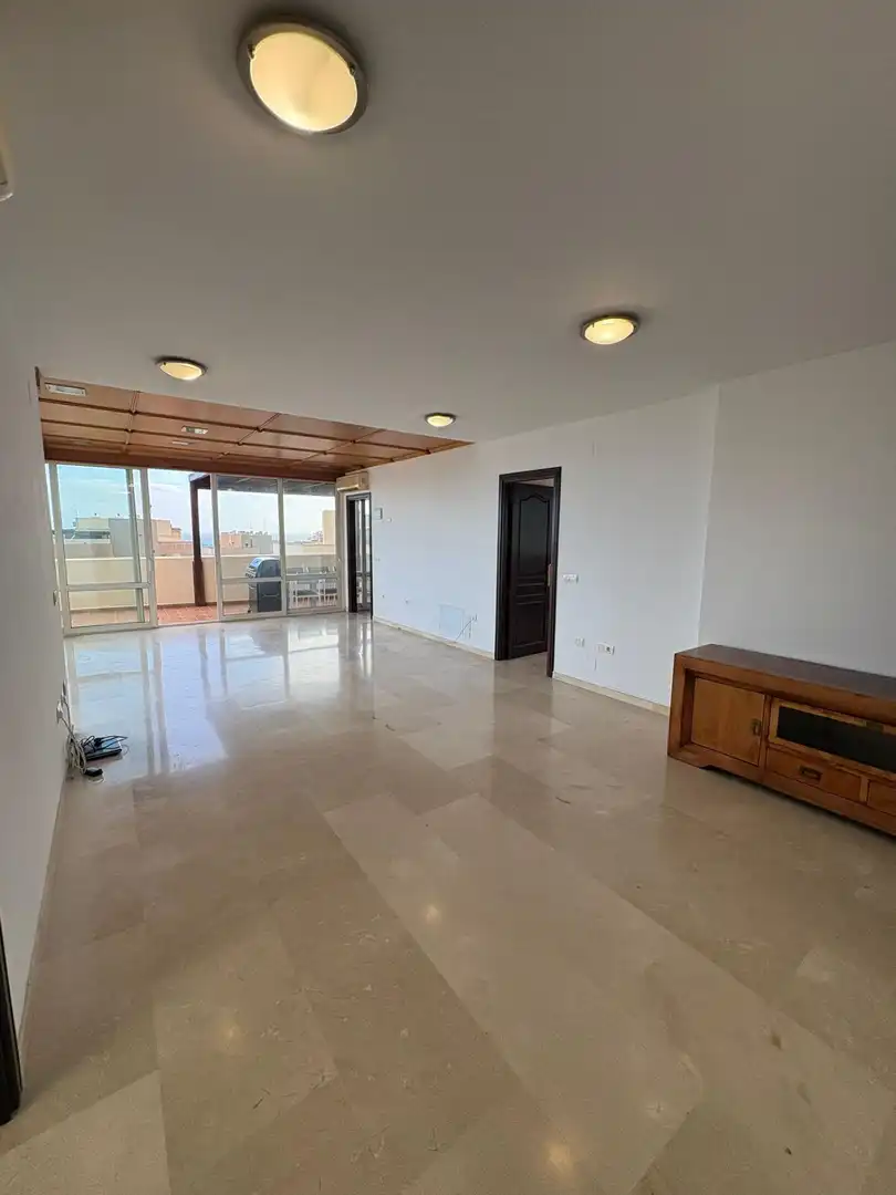 Sala de estar de Ático de alquiler en Torremolinos con Aire acondicionado, Calefacción y Jardín privado