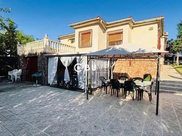 Chalet con piscina en venta en El Casar de Escalona