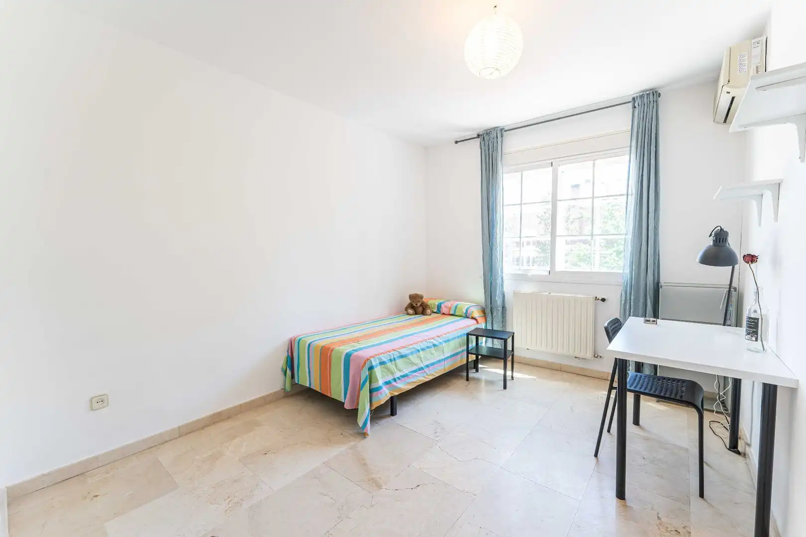 Habitación de Casa adosada en venta en Fuenlabrada con Aire acondicionado, Calefacción y Jardín privado