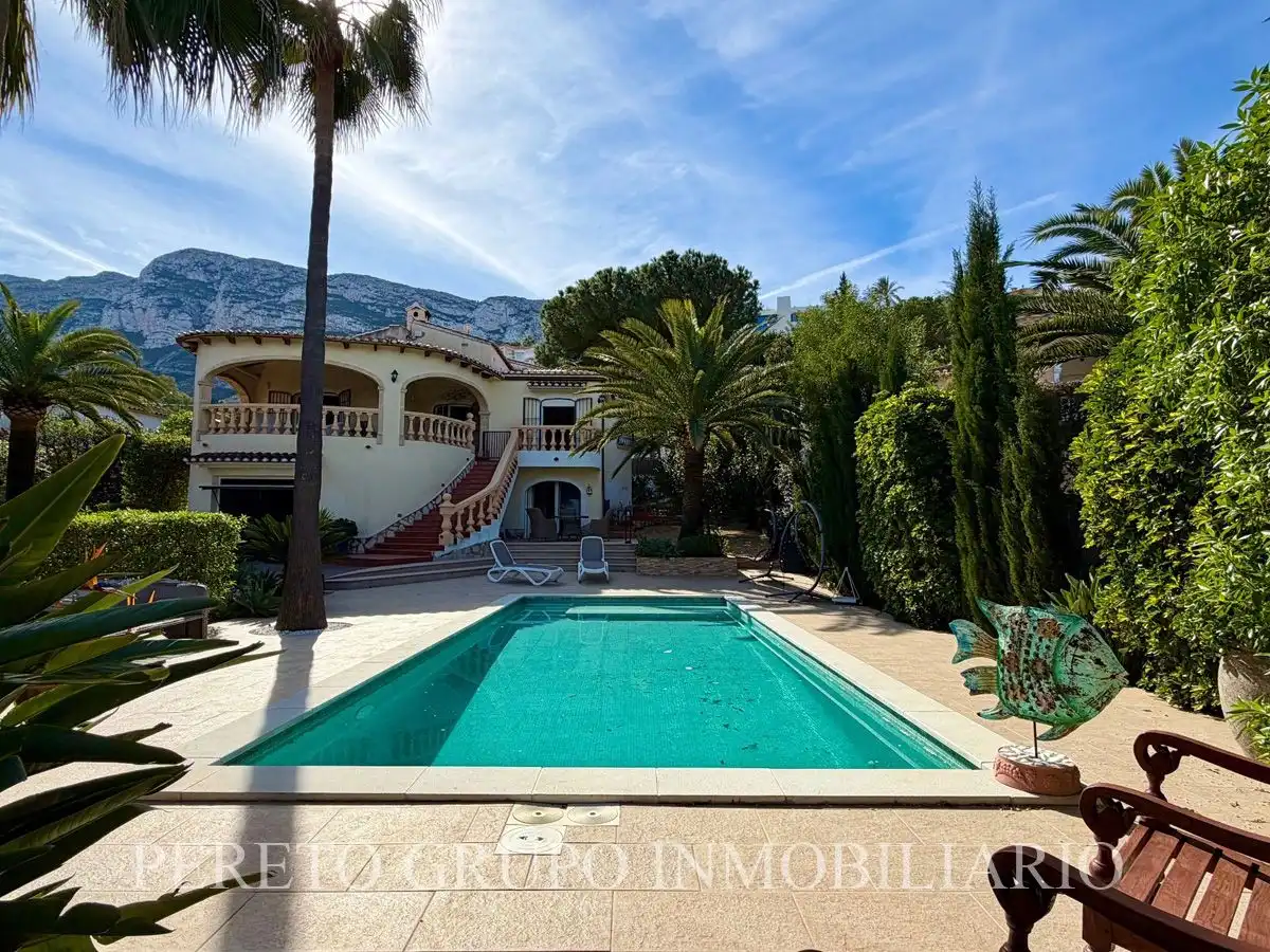 Detached house with pool for sale in El Montgó