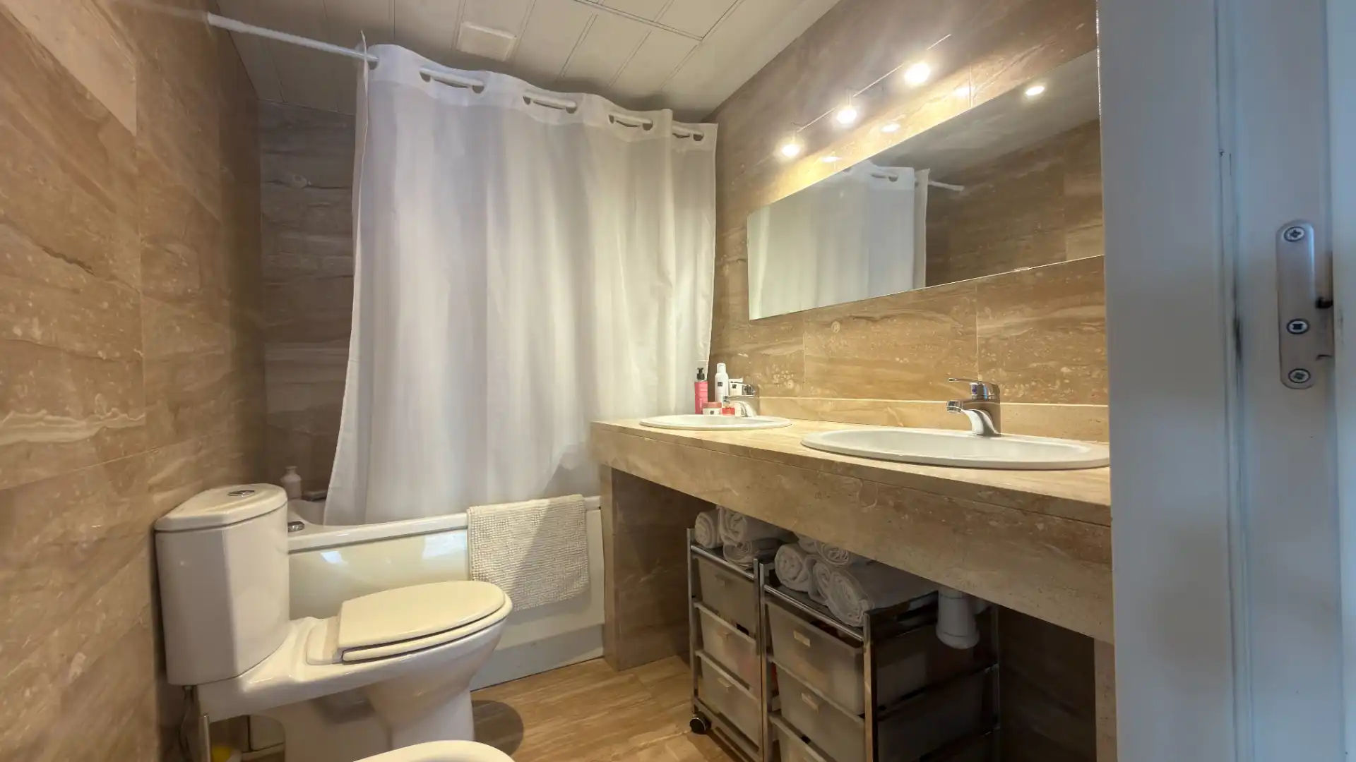 Bathroom of Flat for sale in Terrassa  with Air Conditioner, Heating and Parquet flooring