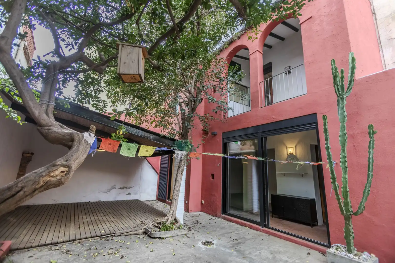 Außenansicht von Einfamilien-Reihenhaus zum Verkauf in  Barcelona Capital mit Parkett und Terrasse