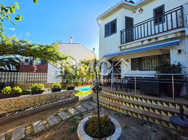 Casa aparellada amb piscina en venda a Avinguda Lluís Millet