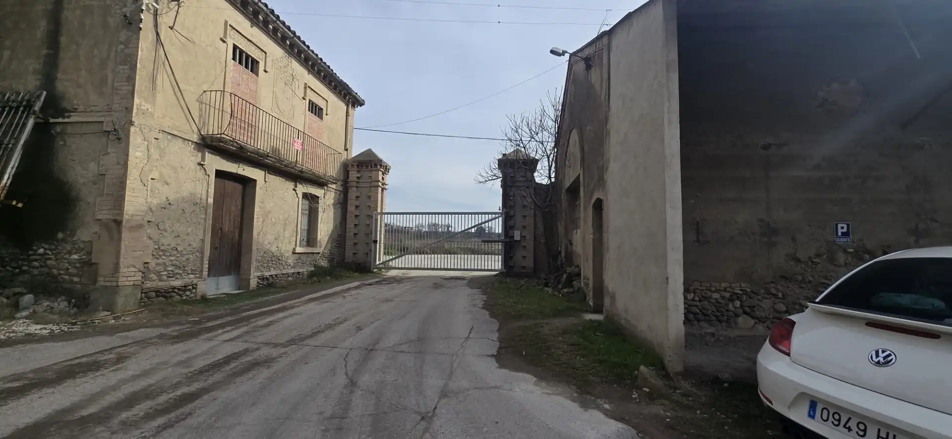 Außenansicht von Fabrikhallen zur Miete in Manlleu mit Alarm
