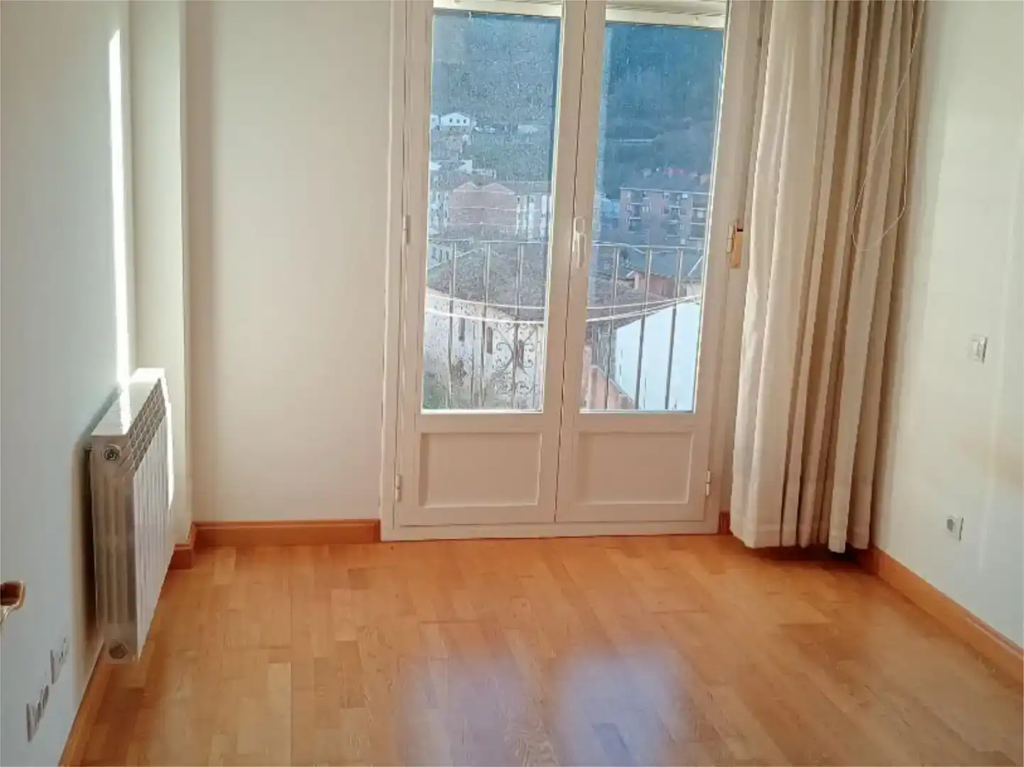 Habitación de Piso en venta en Pradoluengo con Parquet y Balcón