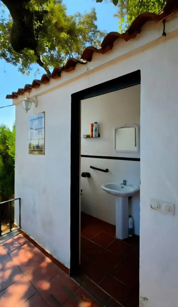 Bany de Casa o xalet en venda en Guillena amb Aire condicionat, Piscina i Moblat