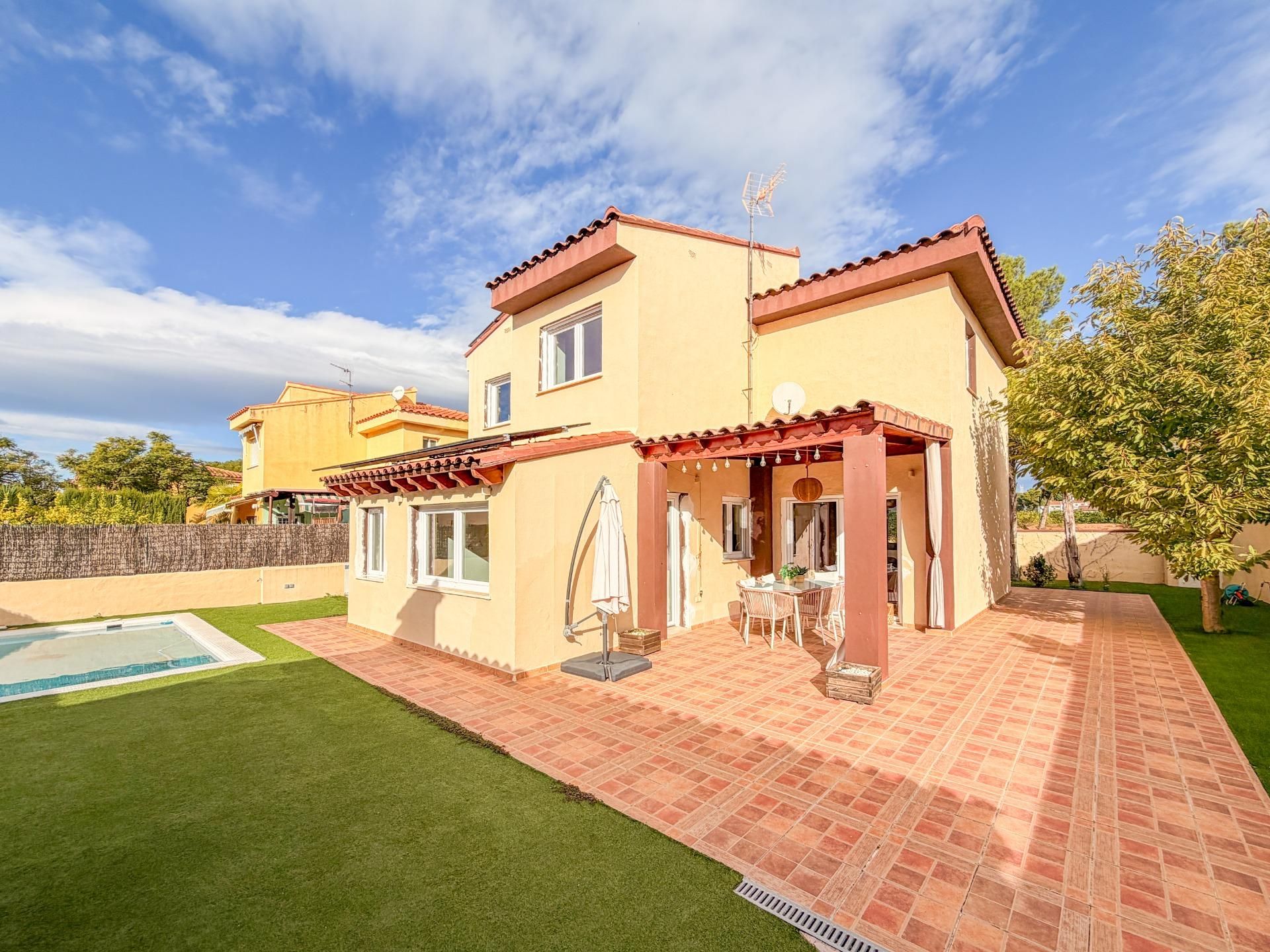 Exterior view of House or chalet for sale in Riba-roja de Túria  with Air Conditioner, Heating and Private garden