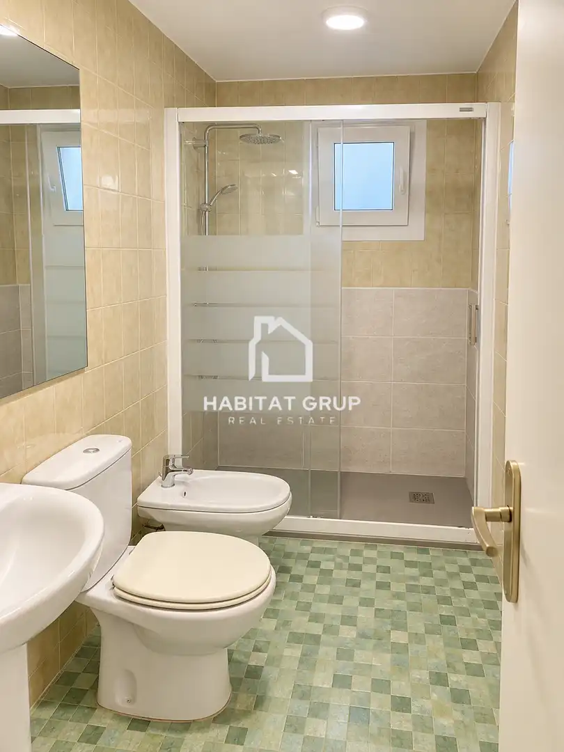 Badezimmer von Dachboden zum Verkauf in Veïnat