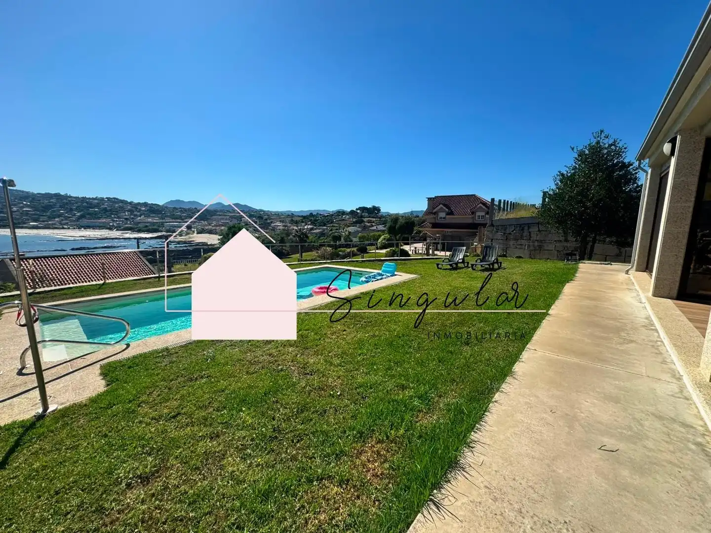Piscina de Casa adosada de alquiler en Nigrán con Jardín privado y Piscina comunitaria