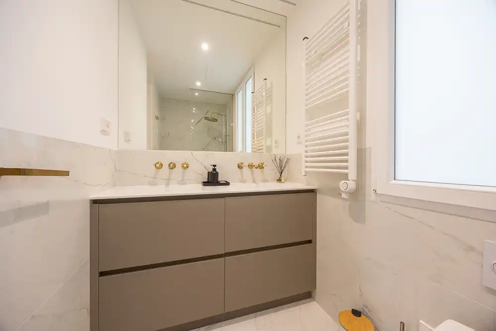 Badezimmer von Wohnung zum Verkauf in Madrid mit Klimaanlage, Heizung und Abstellraum