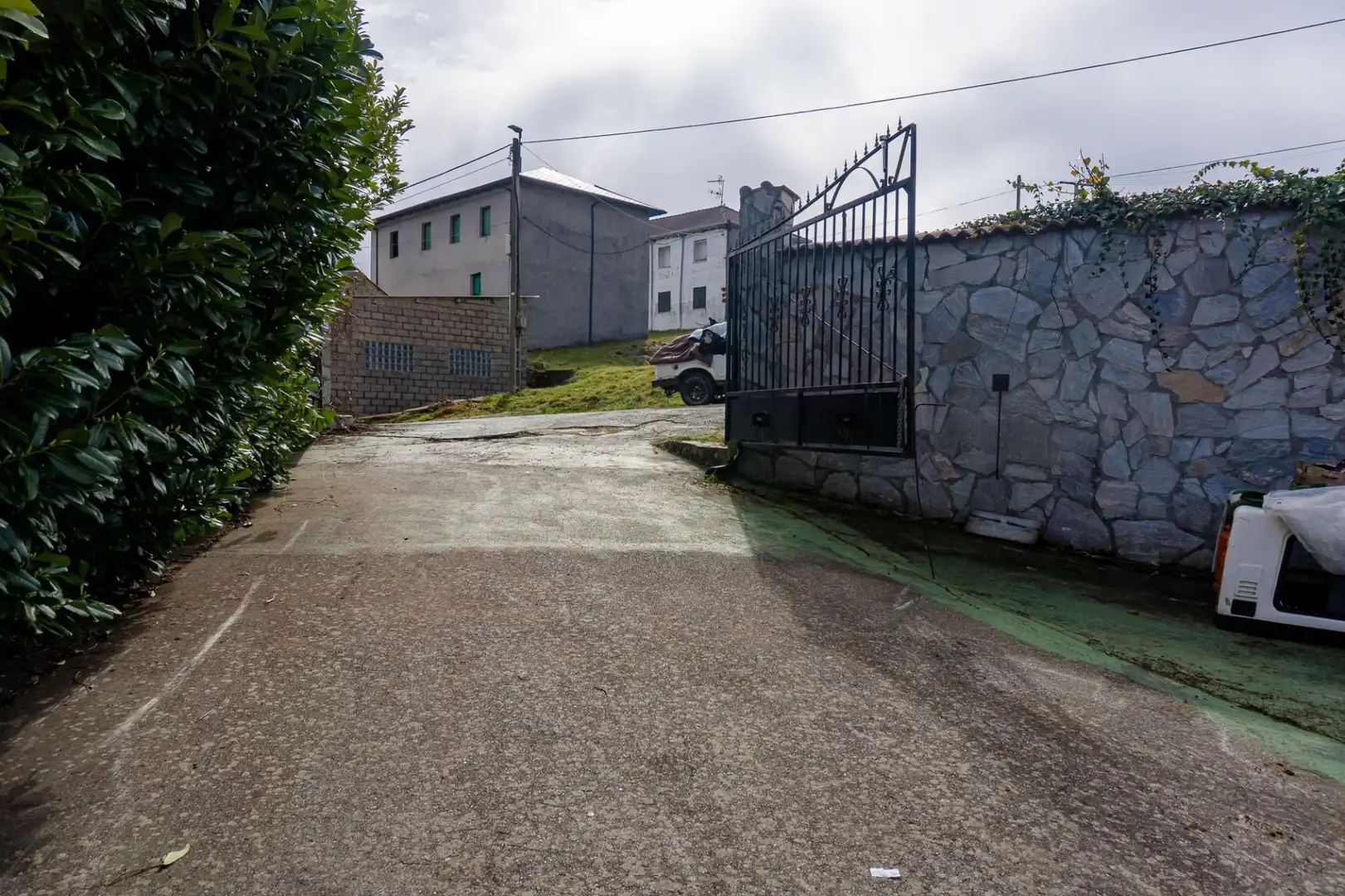 Vista exterior de Casa o xalet en venda en Villagatón amb Aire condicionat, Calefacció i Jardí privat