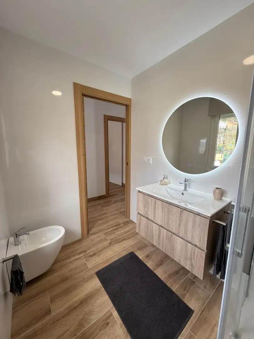 Bathroom of Flat for rent in Camariñas  with Heating, Parquet flooring and Furnished